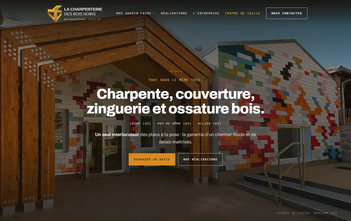 Page d'accueil du nouveau site de La Charpenterie des Bois Noirs, charpentier couvreur, création Aurea Agency