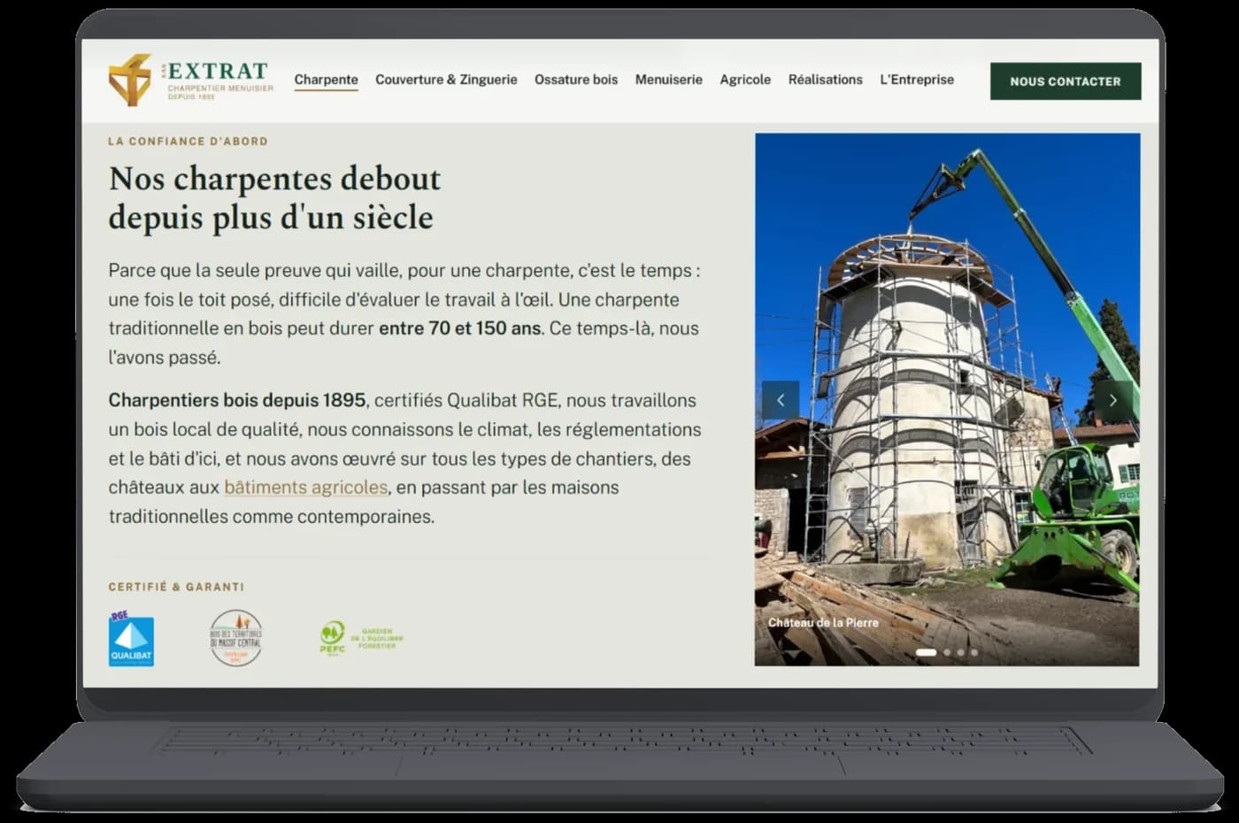 Page charpente du site extrat.fr sur ordinateur : la preuve par le temps et les certifications, création Aurea Agency