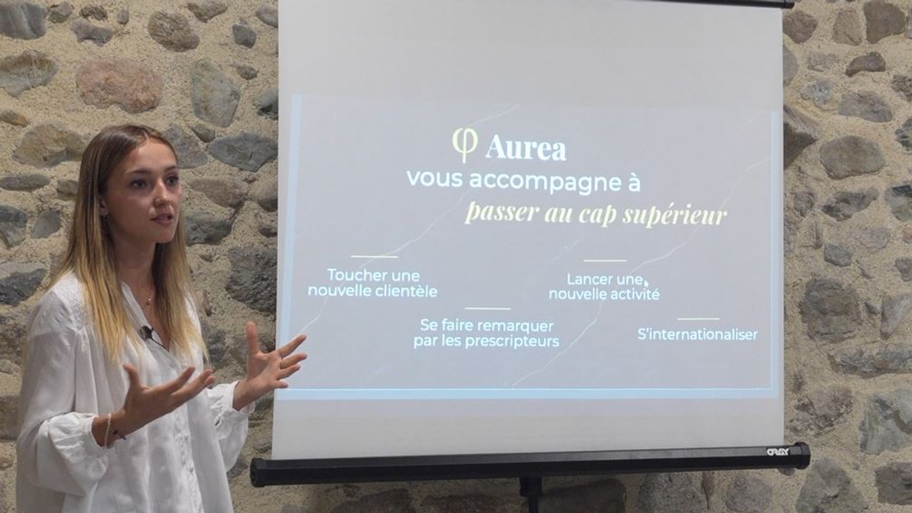 Camille Brissay, fondatrice d'Auréa, présente l'agence lors de sa conférence pour artisans, dans l'atelier familial